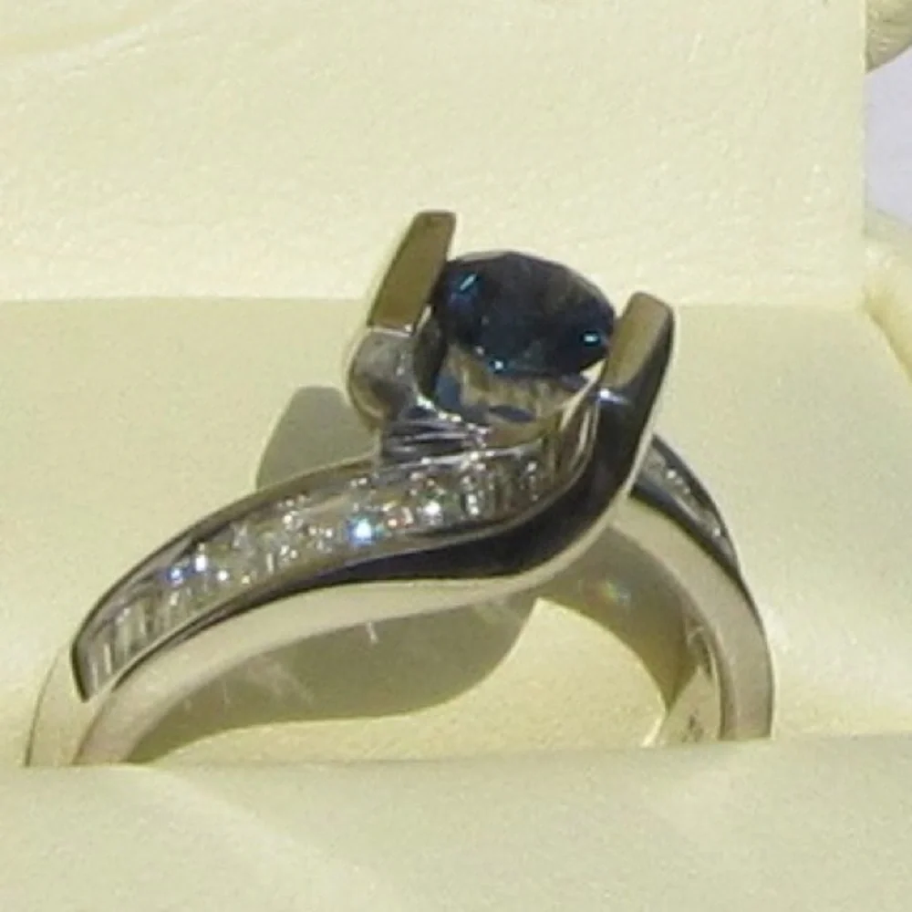Blue sapphire and diamond baguettes ring - Picture 6 of 7